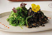 ein perfektes leichtes Gericht an Sommertagen: Goma Wakame & Hijiki Salat - ein Duett von Algensalat im Chang City (&copy;Foto. Marikka-Laila Maisel)